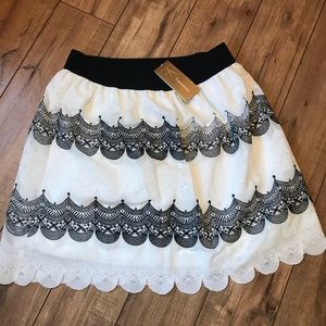 👗HP👗Francesca’s Black & White Scalloped Skirt